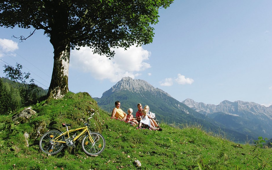Short breaks on a hike during family holidays in Wagrain © TVB Wagrain Kleinarl