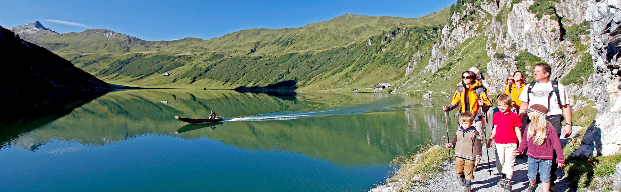 Hiking to a mountain lake in the Salzburg province © TVB Wagrain Kleinarl 